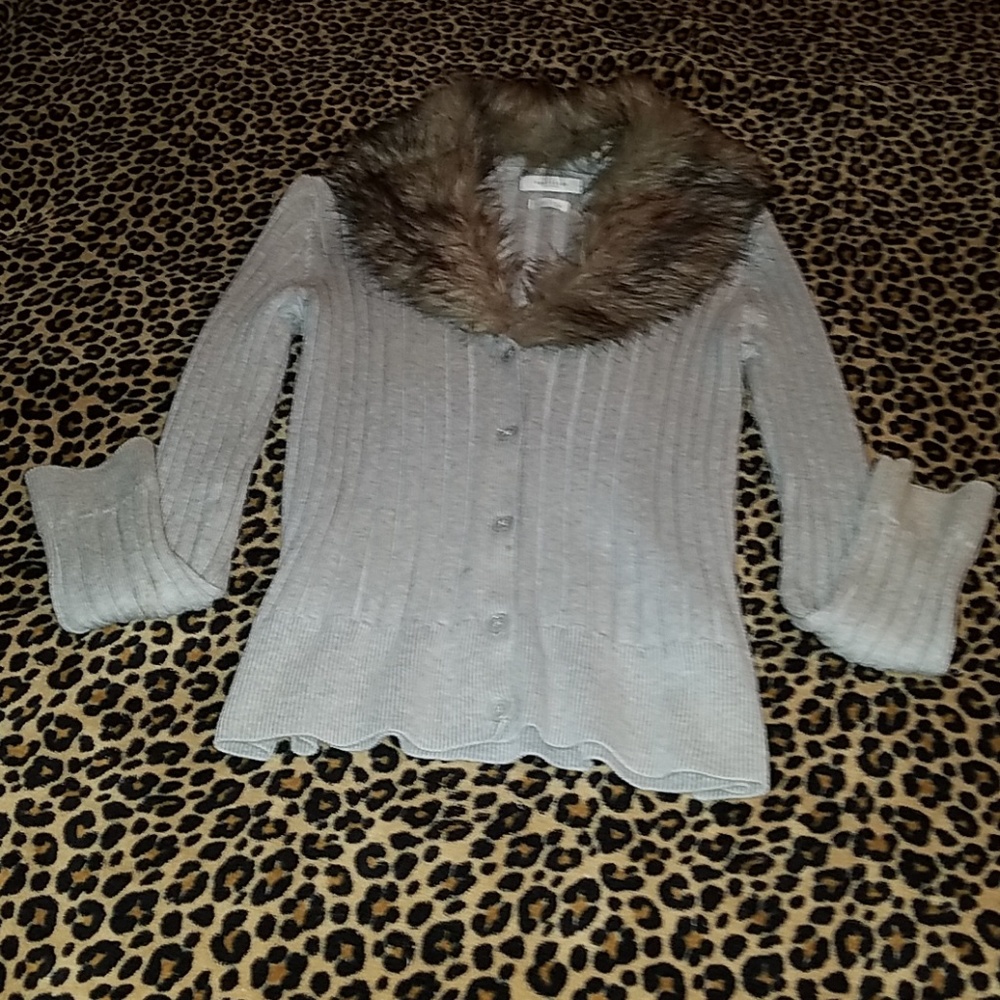 Van Heusen Grey Faux Fur Collar Sweater Size M